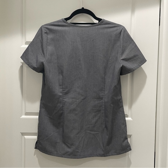 Figs Casma Three-Pocket Scrub Top™ in Graphite Grey XS - Picture 10 of 10